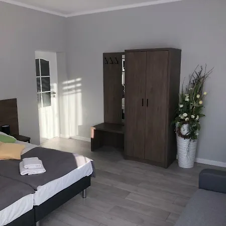 Rosa Проживання в сім'ї *